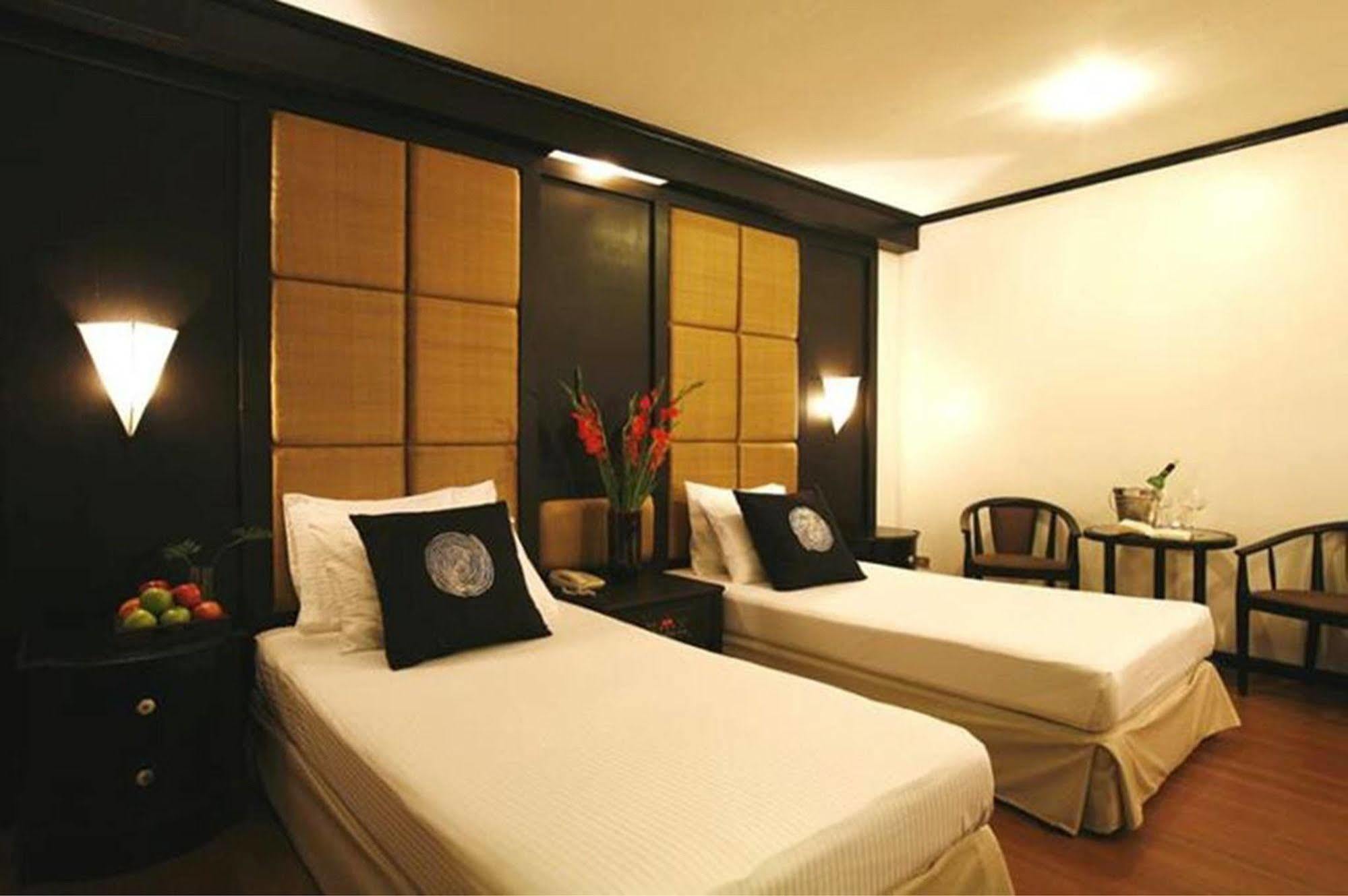 Hotel The Regent Park à Phnom Penh Extérieur photo